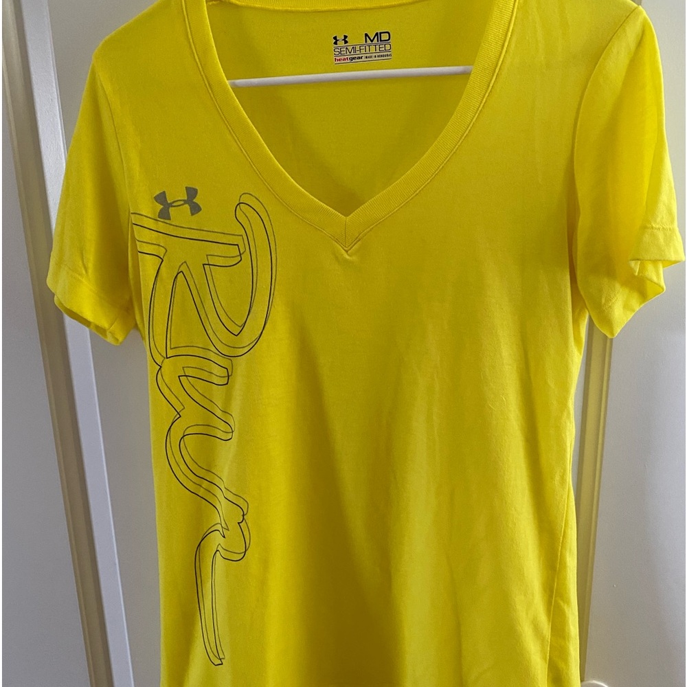 NWOT under armor size medium, semi fitted heat gear T-shirt